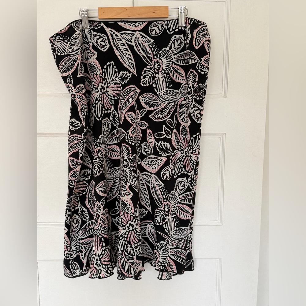 🐈‍⬛💕 Floral light weight midi skirt